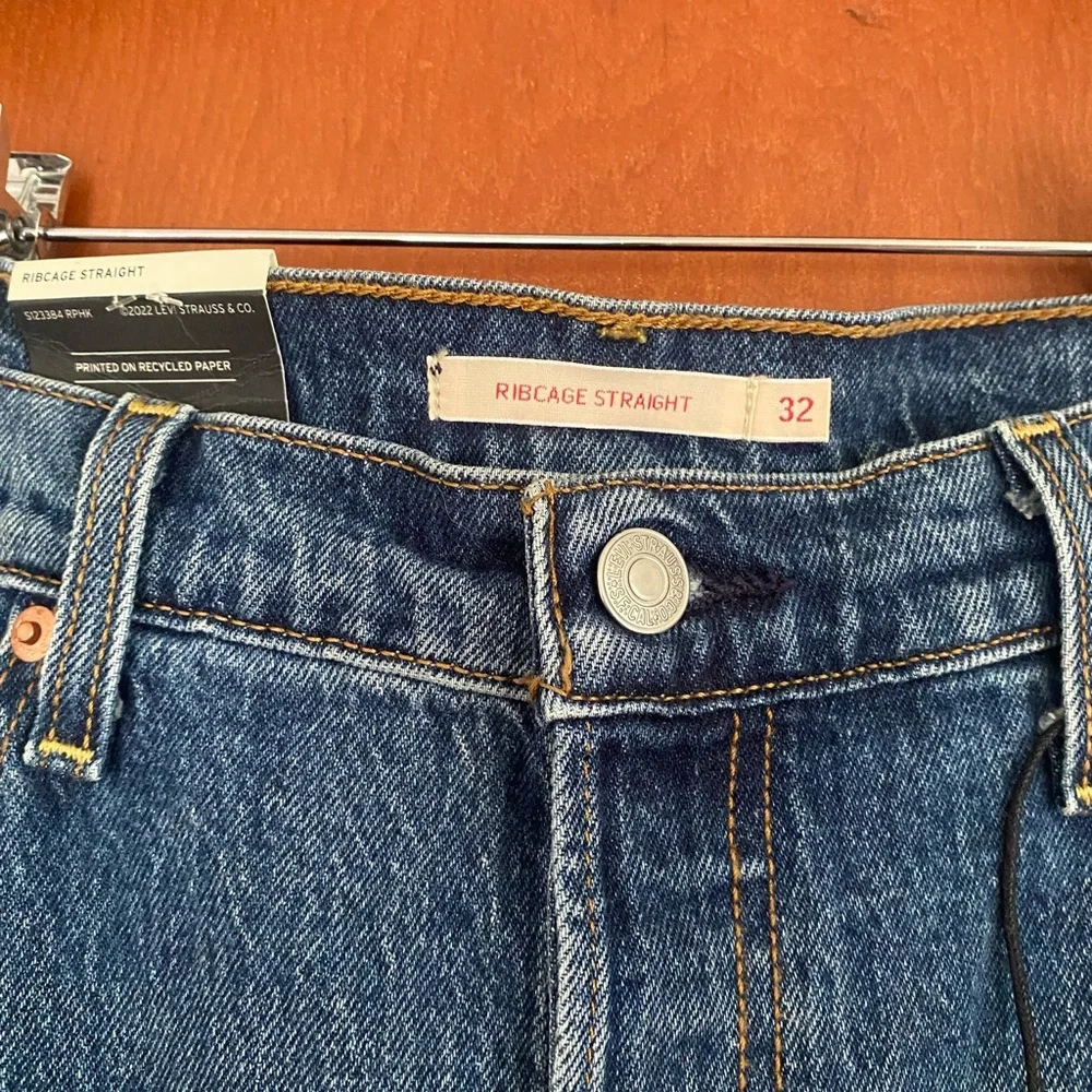 Levi Women’s Ribcage Jeans NWT sz. 32 - Picture 2 of 5